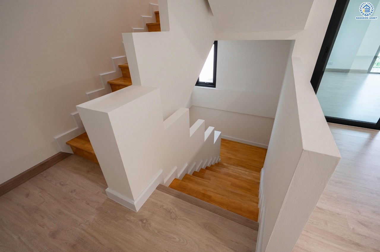 บ้านมือสองตกแต่งใหม่ โครงการ มณธานี บางแค บ้านเดี่ยว 3 ชั้นหลังมุม ดีไซน์หรูหรา เนื้อที่กว้าง 65.6 ตร.ว. พื้นที่ใช้สอย 240 ตร.ม. ฟังก์ชัน 5 ห้องนอน 4 ห้องน้ำ 2 ที่จอดรถ ฟังก์ชันครบตอบทุกไลฟ์สไตล์ บนทำเลศักยภาพ เชื่อมต่อถนนกาญจนาภิเษก ใกล้เดอะมอลล์บางแค ใกล้รถไฟฟ้าสายสีน้ำเงิน "สถานีหลักสอง" และจุดขึ้นทางด่วน "กาญจนาภิเษก"